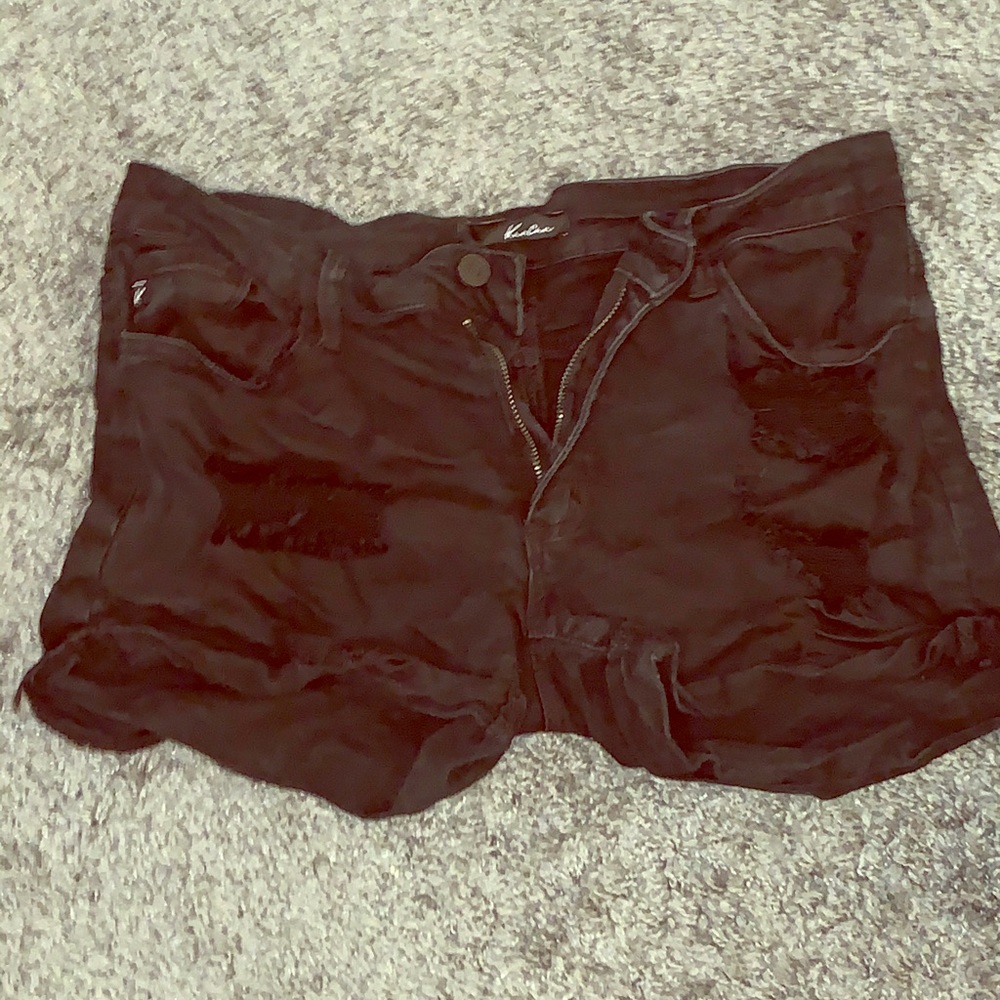 BLACK RIPPED SHORTS